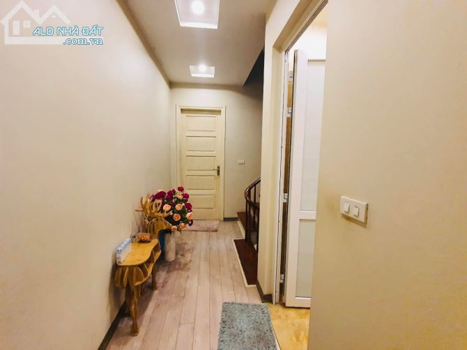 Lõi Ba Đình, Phân lô 97 Văn Cao. Ở ngay. Nhà đẹp thoáng. DT 70m2 - 4
