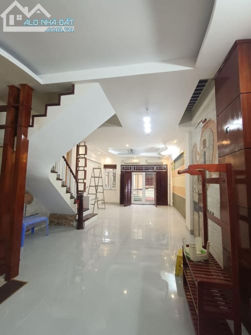 Bán nhà cách mặt hồ Hoàng Cầu 200, Dt 45m2 x4 tầng, Mt 4m, giá 7,2 tỷ