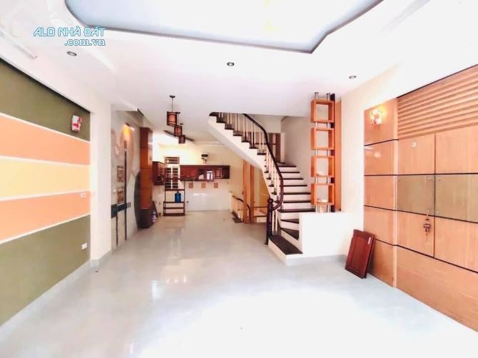 Bán nhà cách mặt hồ Hoàng Cầu 200, Dt 45m2 x4 tầng, Mt 4m, giá 7,2 tỷ - 1