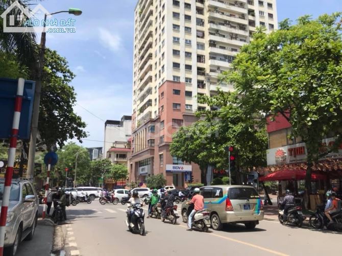 Bán nhà Lô góc khu phố Nguyên Hồng - Đống Đa, 5 tầng, mặt tiền đẹp , kinh doanh văn phòng