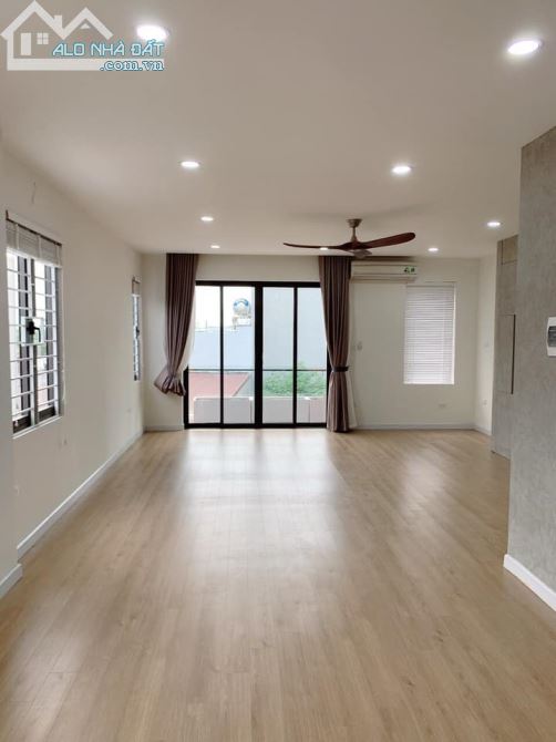 Bán nhà Lô góc khu phố Nguyên Hồng - Đống Đa, 5 tầng, mặt tiền đẹp , kinh doanh văn phòng - 2