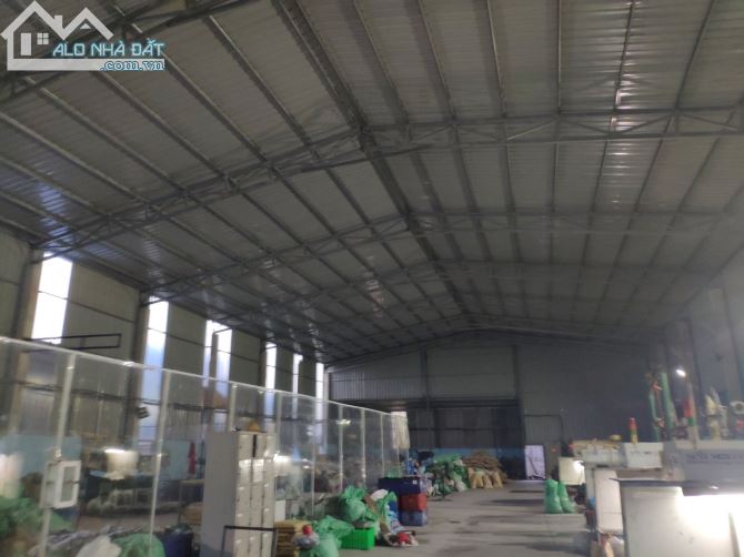 Cho thuê 2 kho 500m2 và 100m2 mặt đường trong khuôn viên rộng 1000m2, giá chỉ 25tr