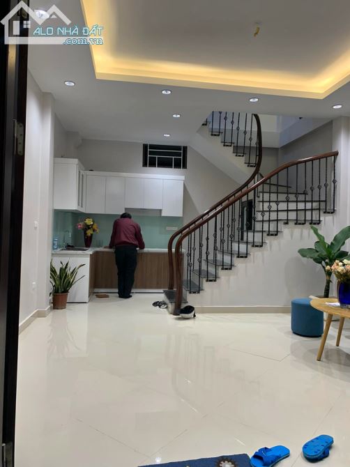 Bán nhà phố Đặng Tiến Đông, Dt 40m2 x4 tầng Mt 4m giá 5 tỷ 700tr - 1