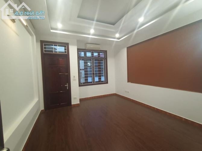 Bán nhà phố Đặng Tiến Đông, Dt 40m2 x4 tầng Mt 4m giá 5 tỷ 700tr - 2