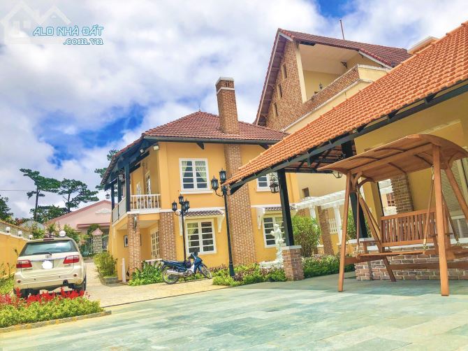 Bán biệt thự kiến trúc Pháp view rừng thông đường Khe Sanh thành phố Đà Lạt