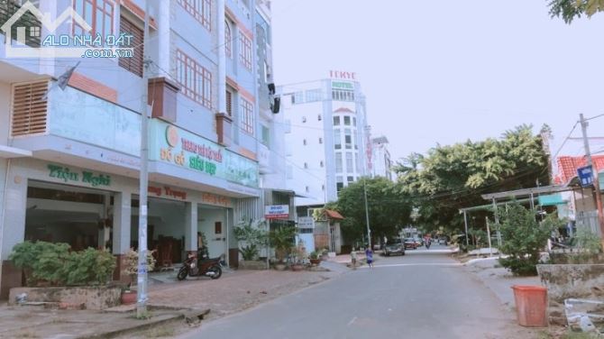 Cho thuê Nhà 450 m2 góc 2 mặt tiền gần sân vận động Cần Thơ 20 triệu - 5