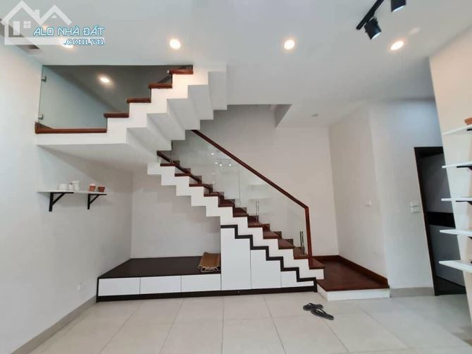 Bán nhà Kim Đồng, 63m2 x 6T, MT 5m, lô góc, kinh doanh, vỉ hè, giá 24 tỷ