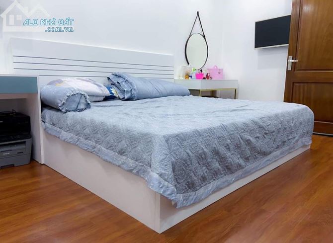 Bán nhà mặt ngõ Ô tô đỗ cửa đường Giải Phóng Dt 34m2 x4 tầng, giá 4 tỷ 600tr