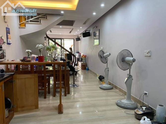 Bán nhà Đường Láng Quận Đống Đa ô tô đỗ cửa DT 40m2 x5 tầng giá 6,8 tỷ - 2