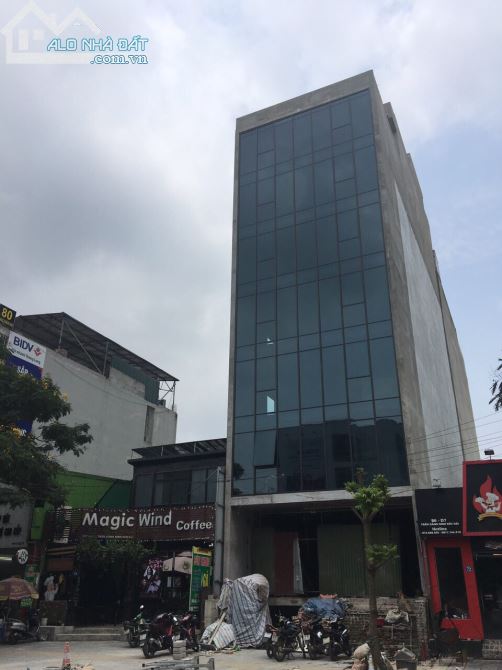 Cho thuê nhà MP Hoàng Quốc Việt- Cầu Giấy. DT 300m, 9 tầng, thông sàn, MT 9m