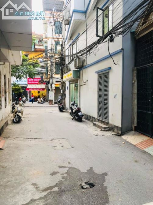 cần bán căn nhà phố TRUNG KÍNH Lớn 45m2 6T Ôtô 7 chỗ đỗ cửa mặt ngõ