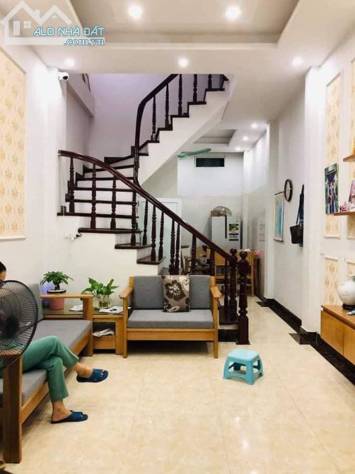 Bán nhà phố Lê Thanh Nghị, gần ngã tư Trần Đại Nghĩa, Dt 35m x4 tầng Mt 4m, giá 4 tỷ 100tr