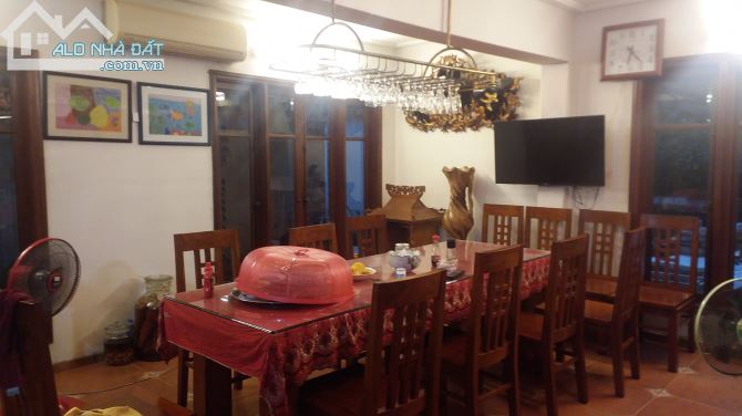 Bán nhà lô góc 3 mặt thoáng ngõ phố Trần Thái Tông DT 240m, MT 15m cách phố 15m