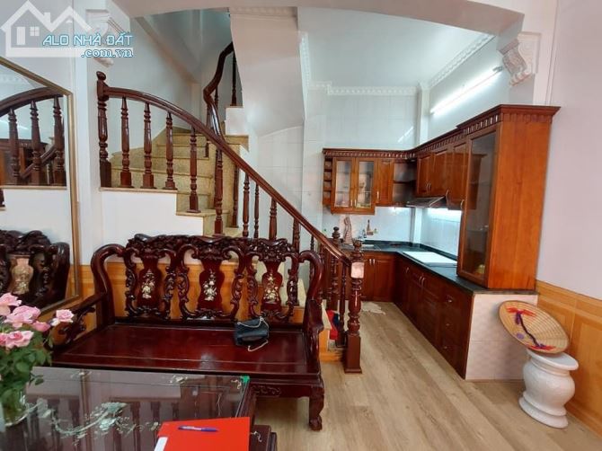 Bán nhà 5 tầng phố Trương Định, diện tích 38m2, Mặt tiền 4m, Ngõ rộng, giá 3,8 tỷ