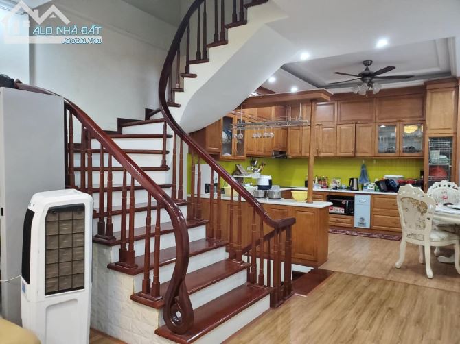 Bán nhà mặt ngõ 502 Đường Láng Dt 40m2 x5 tầng, Mt 4m, giá 5,1 tỷ, Ô tô đỗ cách nhà 15m - 1
