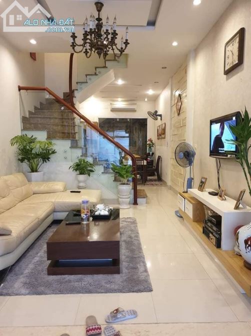 Bán nhà ngõ 1194 Đường Láng, gần ĐH GTVT 48m2 x5 tầng, Mt 4,5m giá 5,2 tỷ