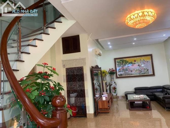 Bán nhà Phố Hoàng Ngân Dt 44m2 x4 tầng , Mt 4m  ngõ rộng thông, giá 5,1 tỷ - 2