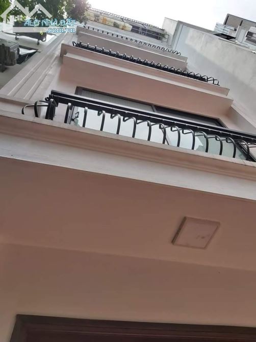 Vũ Đức Thận 34m,  5 tầng, mt 9m, 3.05 tỷ. Hướng: Tây Bắc. + Ngõ  Vũ Đức Thận thông, ô tô