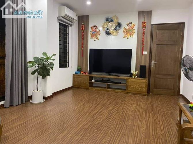 Vũ Đức Thận 34m,  5 tầng, mt 9m, 3.05 tỷ. Hướng: Tây Bắc. + Ngõ  Vũ Đức Thận thông, ô tô - 2