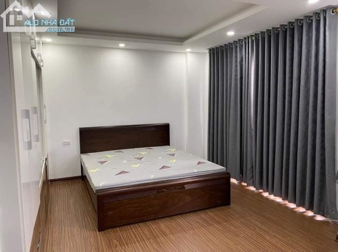 Vũ Đức Thận 34m,  5 tầng, mt 9m, 3.05 tỷ. Hướng: Tây Bắc. + Ngõ  Vũ Đức Thận thông, ô tô - 5
