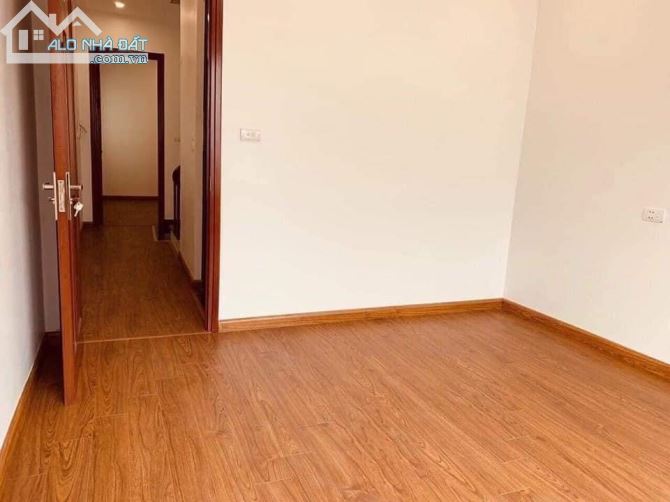 Bán nhà ngõ 202 đường cổ linh, Phố Trạm 40m, 4 tầng, mt 4 m, 3,1 tỷ. - 2