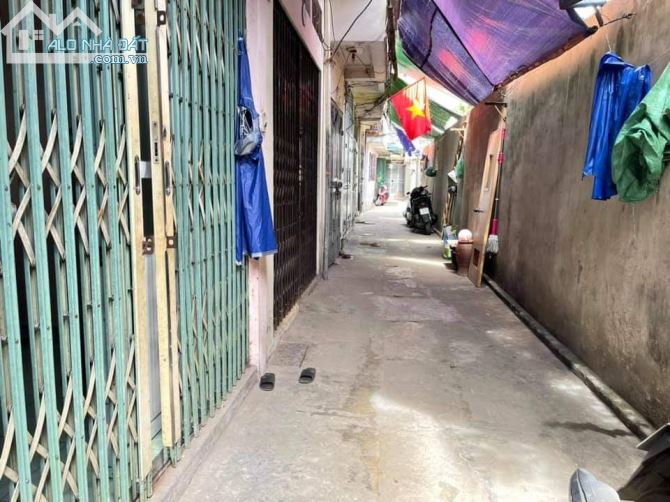 Bán nhà phố Chùa Láng, diện tích 33m2 x4 tầng, Ngõ rộng thông, giá 3,5 tỷ