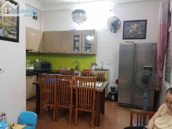Bán nhà phố Chùa Láng, diện tích 33m2 x4 tầng, Ngõ rộng thông, giá 3,5 tỷ - 4