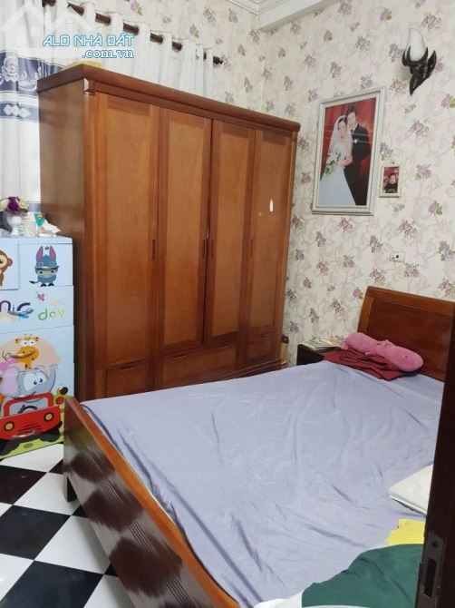 Bán nhà phố Chùa Láng, diện tích 33m2 x4 tầng, Ngõ rộng thông, giá 3,5 tỷ - 5