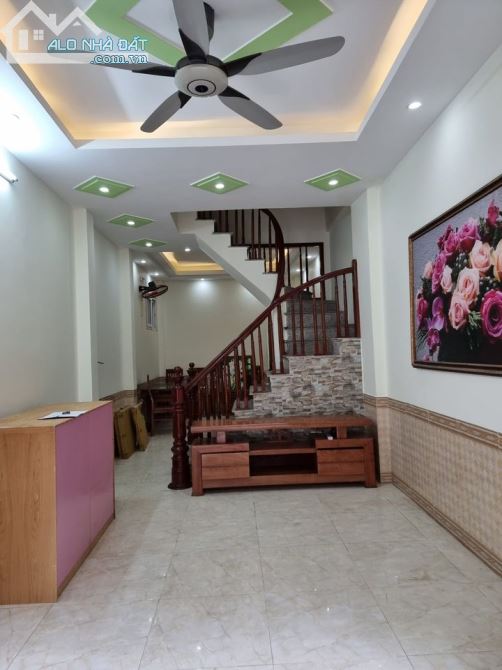 Bán nhà phố Chùa Láng, diện tích 33m2 x4 tầng, giá 3,6 tỷ Nhà đẹp đầy đủ Nội thất
