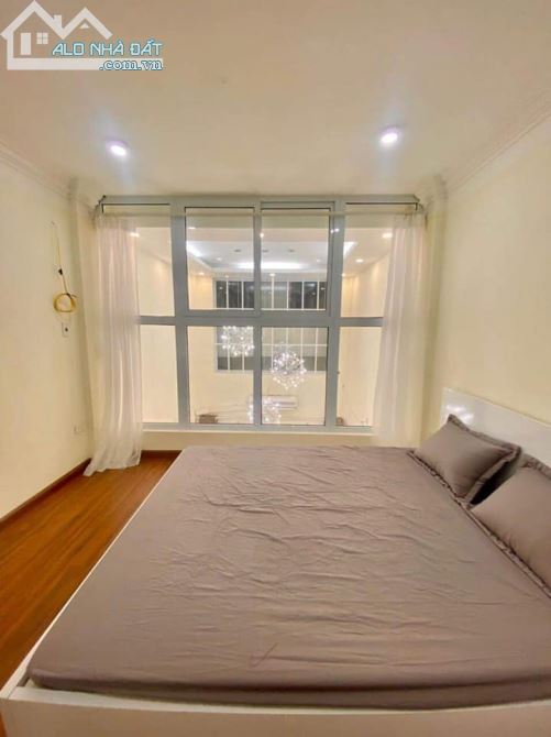 Bán nhà phố Phạm Văn Đồng 190 m2, ô tô vào nhà, phố kinh doanh các mặt hàng cao cấp.