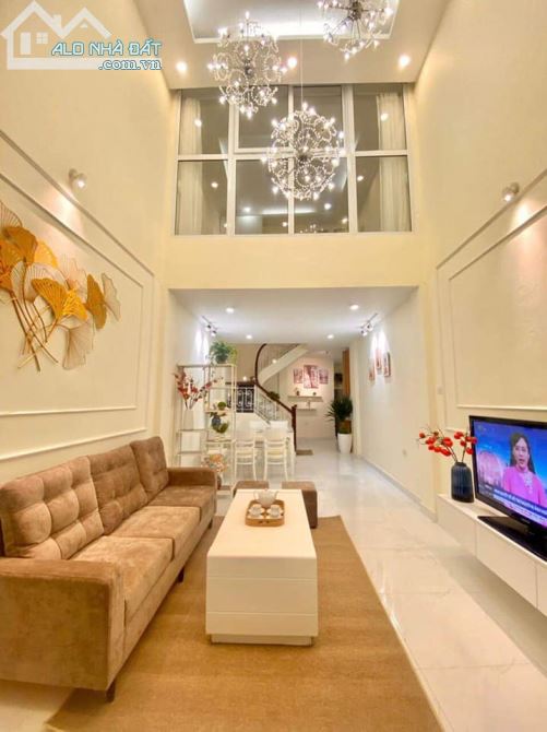 Bán nhà phố Phạm Văn Đồng 190 m2, ô tô vào nhà, phố kinh doanh các mặt hàng cao cấp. - 1