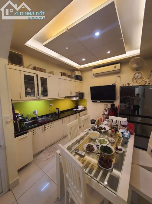 Bán nhà Phố Liễu Giai 67 m2, ô tô vào nhà, mặt tiền 8,2m, kinh doanh các mặt hàng.