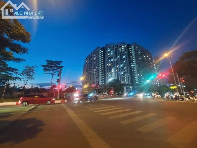 Ái Mộ ô tô tránh, Đ/nhựa, thông: 55mx4,5T,  6.2 tỷ (Long Biên)