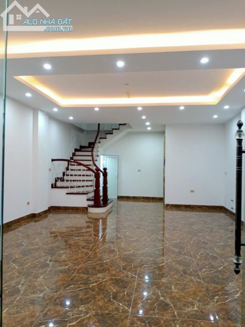 Bán nhà khu vực phố Lê Văn Hưu 300 m2, ô tô vào nhà, phố cổ kinh doanh các mặt hàng.