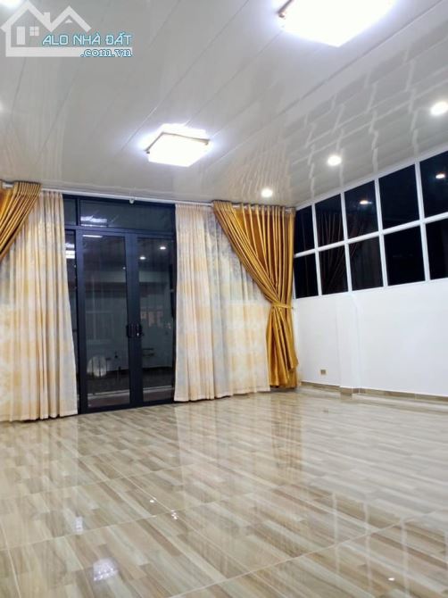 Bán nhà khu vực phố Lê Văn Hưu 300 m2, ô tô vào nhà, phố cổ kinh doanh các mặt hàng. - 1