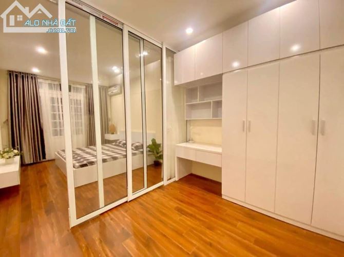 Bán nhà khu vực phố Trần Hưng Đạo, 84 m2, ô tô vào nhà, mặt tiền 4,3 m, phố kinh doanh. - 1