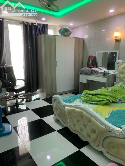 GẤP TRẢ NỢ NGÂN HÀNG - SÁT MẶT TIỀN - 2 CỬA TRƯỚC SAU - 5 TẦNG MỚI CỨNG - TĂNG NỘI THẤT - 3