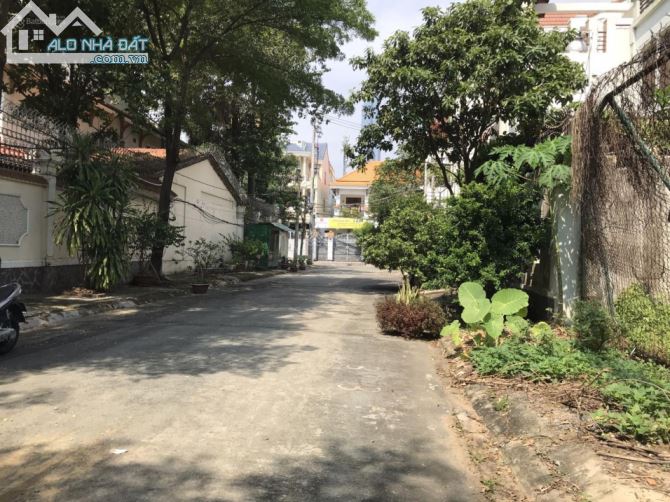 Bán đất đường số 12, sát Trần Não Quận 2. DT 305m2, giá rẻ 42.9 tỷ, đường rộng