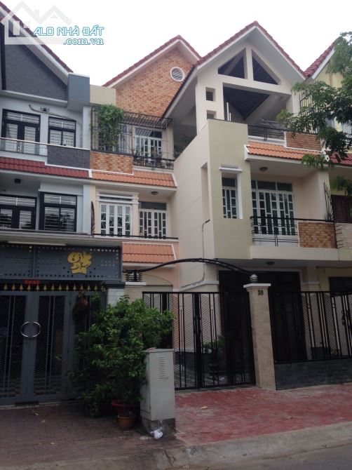 Bán hàng hiếm nhà biệt thự đường 20m trong KDC Ven Sông Tân Phong Sadeco Quận 7