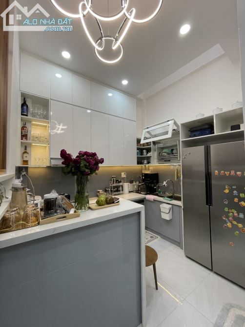 Bán nhà hẻm Vip 606 đường 3 tháng 2. 4 tầng. Mới tinh. Tặng nội thất. Chỉ 6,x tỷ. - 2