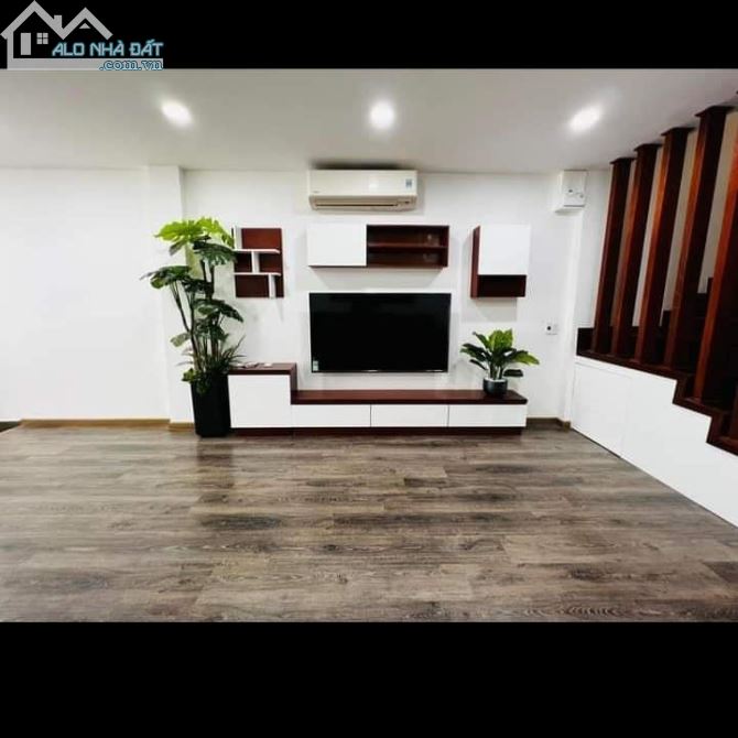 Cần bán gấp nhà 102. Q9 đường 5m,3 tầng lầu 60m2,giá 5,3 tỷ