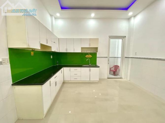 Cần bán gấp nhà 102. Q9 đường 5m,3 tầng lầu 60m2,giá 5,3 tỷ - 1