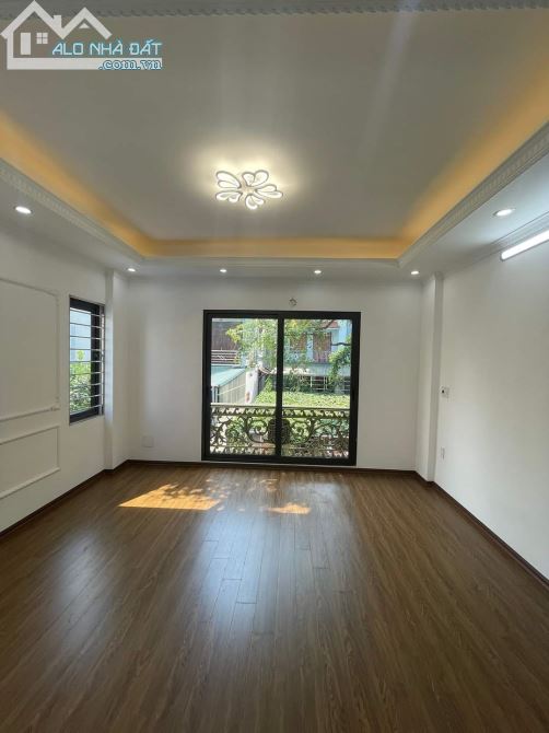 MẶT PHỐ LÔ GÓC - MẶT PHỐ TRẦN ĐẠI NGHĨA- KINH DOANH - VỈA HÈ ĐÁ BÓNG   t - 1