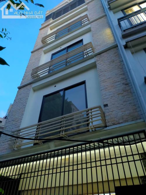 Bán nhà Hồng Tiến - Long Biên, 80m2, 5T, 5.3m MT, giá 11.8 tỷ, với tiện ích công năng cao.