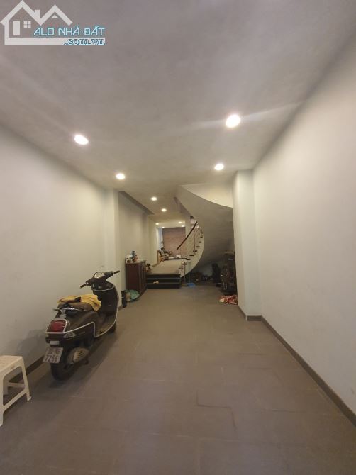 Cho thuê nhà riêng mặt ngõ to ô tô đường Giải Phóng