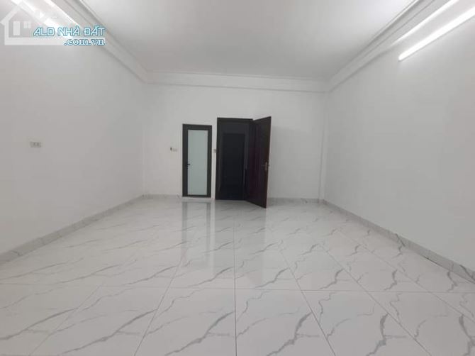 Bán nhà Hồng Tiến - Long Biên, 80m2, 5T, 5.3m MT, giá 11.8 tỷ, với tiện ích công năng cao. - 2