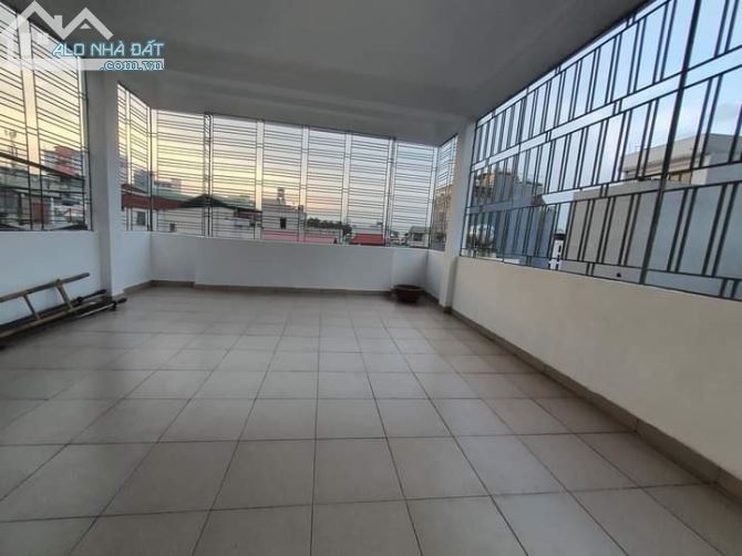 Bán nhà Hồng Tiến - Long Biên, 80m2, 5T, 5.3m MT, giá 11.8 tỷ, với tiện ích công năng cao. - 5