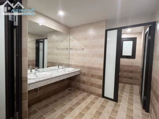 BÁN TOÀ NHÀ 10 TẦNG MẶT PHỐ VƯơNG THỪA VŨ 250M2- GIÁ 79 Tỷ. VĂN PHÒNG- SHOWROOM - VỈA HÈ - 4