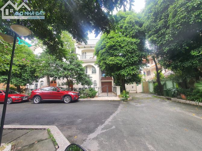 10 x 25m, biệt thự 3 lầu - sân đậu ô tô - đường CMT8 - Tân Bình (giá 40 tỷ TL)