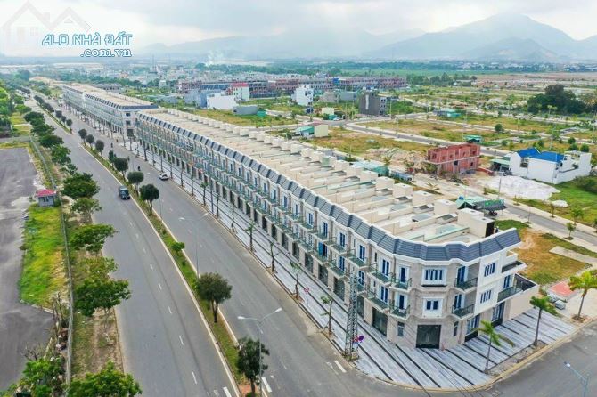 Cần bán 1 căn shophouse đường 33m, Mê Linh - DT 116m2, giá rẻ hơn thị trường 300tr - 1